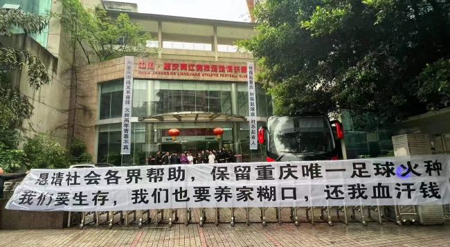 然而本次献声电影《雪暴》，隔壁老樊却在曲风上进行了全新尝试，一改此前孤独凄冷娓娓道来的诉说语境，使用了现代感极强的编曲方式，偶现的金属质感使音乐层次更加丰富，让人热血沸腾